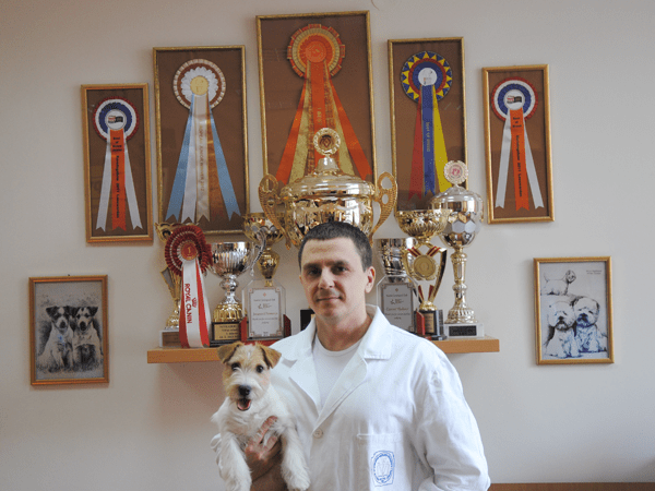 Dr Vladimir Cairovic med hund framför utmärkelser
